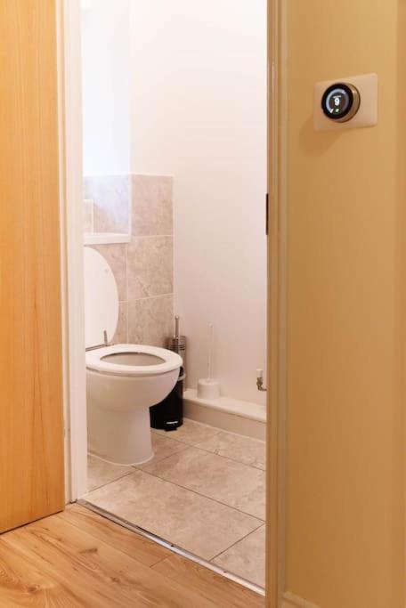 Stylish 3 Bedroom And Free Parking Thamesmead  Luaran gambar