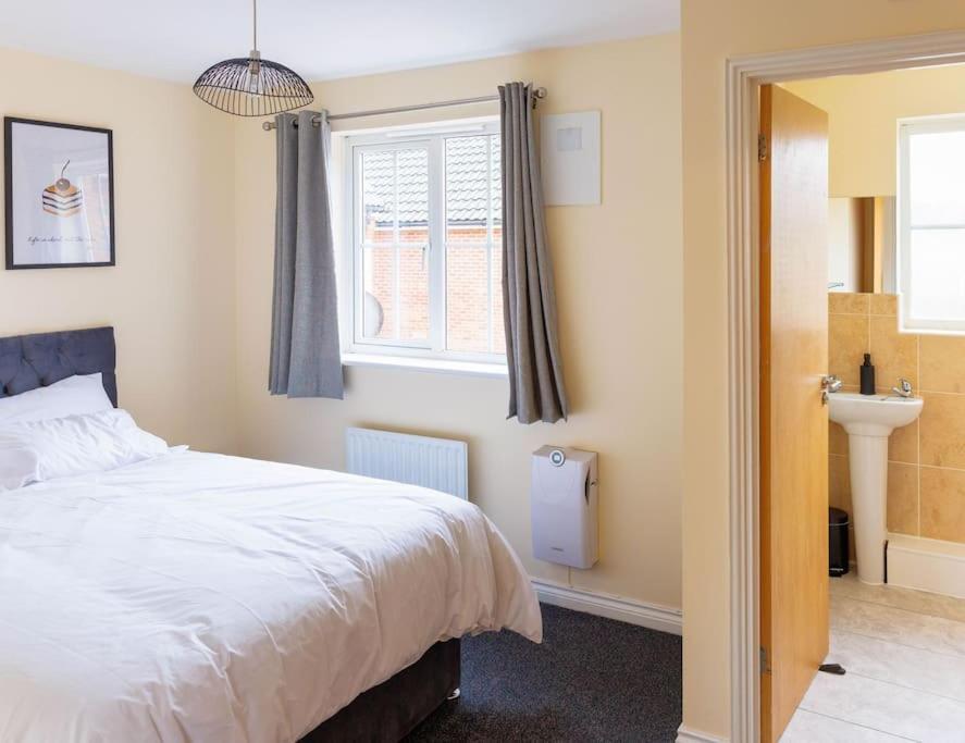 Stylish 3 Bedroom And Free Parking Thamesmead  Luaran gambar