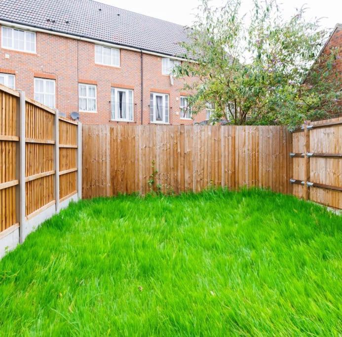 Stylish 3 Bedroom And Free Parking Thamesmead  Luaran gambar