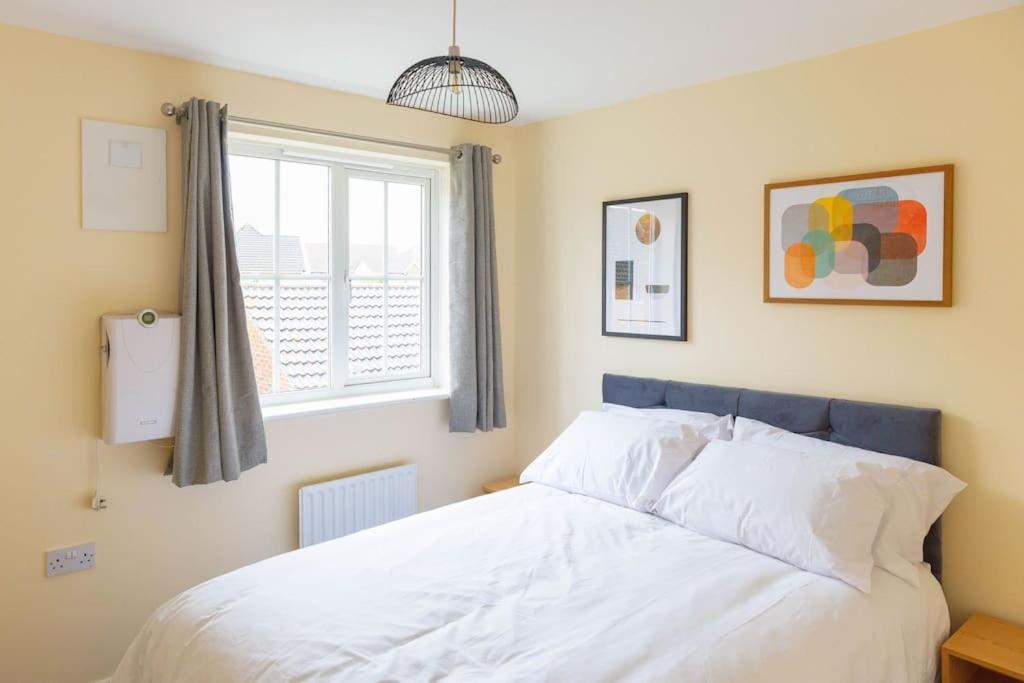 Stylish 3 Bedroom And Free Parking Thamesmead  Luaran gambar